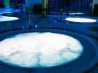 Obok można się zrelaksować w jacuzzi solankowym i perełkowym