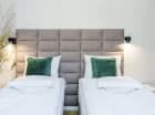 W apartamencie z 2 sypialniami w jednej są odrębne łóżka
