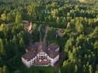 Hotel jest pięknie położony pośród lasów w sąsiedztwie Czarnej Górnej