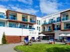 Hotel jest położony zaledwie 250 m od piaszczystej plaży, w otoczeniu lasu