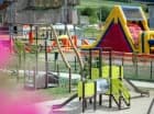 Znajdują się tutaj place zabaw i sezonowe atrakcje