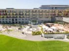 Duży zielony teren hotelu pozwala wypoczywać na świeżym powietrzu