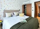 W każdym pokoju jest czajnik, lodówka hotelowa i TV