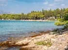 Aminess Vival Casa Velaris 3* mieści się przy naturalnej kamienistej plaży