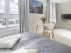 Okna apartamentowca są zwrócone ku rzece Mołtawie - z wielu widać koło widokowe