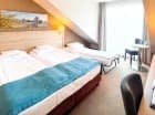 Rozkładana sofa pełni rolę dostawki dla dziecka