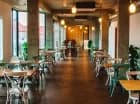 We wnętrzach hotelu towarzyszy surowy beton, nawiązujący do portu