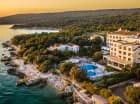 Hotel mieści się bezpośrednio nad brzegiem Adriatyku