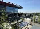 SkyFLY bar oferuje smaczne trunki i przyjemne widoki