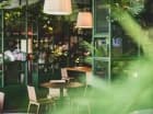 Stylowa hotelowa restauracja jest wypełniona zielenią