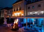 Hotel posiada restaurację, bar, kawiarnię z tarasem oraz klub nocny