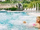 Relaks w basenach zewnętrznych i jacuzzi jest dostępny przez cały rok
