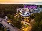 Hotel Senator**** jest położony w pobliżu Kołobrzegu, tuż nad brzegiem Bałtyku