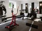 W hotelu przygotowano strefę fitness z różnorodnymi urządzeniami do ćwiczeń