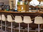 W zabytkowej łodzi urządzono klimatyczny lobby bar