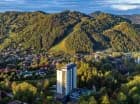 Hotel mieści się w górnej części Szczawnicy, tuż obok Górnego Parku Zdrojowego