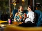W hotelowym lobby znajduje się elegancki drink bar