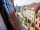 Z balkonów rozciąga się widok na świnoujskie kamieniczki