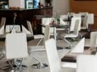 Wystrój w restauracji jest prosty i elegancki