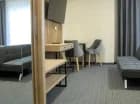 Pokój hotelowy komfort taras+ ma dodatkowo rozkładaną sofę