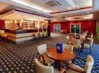 Naprzeciwko głównej restauracji mieści się Aperitif Bar
