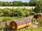 Przygotowano też ogrodową saunę oraz zewnętrzne jacuzzi - gorącą beczkę