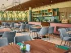 W hotelu mieści się elegancka restauracja z przeszkloną ścianą