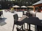 Latem można skorzystać ze stolików na tarasie w hotelowym ogrodzie