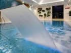 Basen jest wyposażony w stanowisko do hydromasażu