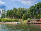 Hotel Masuria jest ulokowany nad samym brzegiem jeziora Isąg