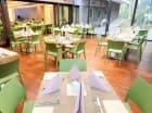 W restauracji serwowane są dania kuchni polskiej i międzynarodowej