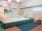 Sala zabaw jest wyposażona w duży basen z kulkami