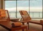 Jest też sauna fińska z panoramicznym widokiem na plażę i morze