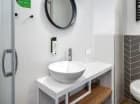 Każdy apartament ma łazienkę z kabiną prysznicową