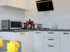 Apartamenty wyposażone są w kuchnię z lodówką, płytę grzewczą i mikrofalę