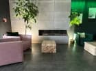 W lobby jest kominek