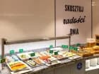 Bufet śniadaniowy jest bogaty w składniki