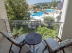 Przykładowy balkon pokoju z widokiem na basen