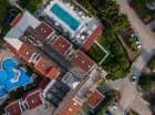 Hotel ma baseny po obu stronach zabudowań