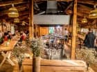 Oprócz restauracji mieści się także nastrojowa Chata Grillowa