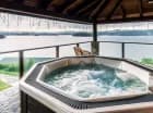Pokój Superior Plus ma 8-osobowe jacuzzi na tarasie z widokiem na Jez. Solińskie