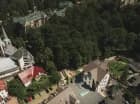 Hotel sąsiaduje z Domem Zdrojowym, Pijalnią Wód i deptakiem