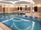 Hotel jest urokliwie położony i dysponuje przyjemną strefą wellness z basenem
