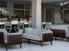 Przy basenie jest pool bar