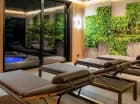 Goście mogą skorzystać m.in. z jacuzzi oraz sauny fińskiej