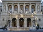 Budynek Opery jest położony 5 min spacerem od hotelu