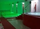 W skład strefy wellness wchodzi kameralny basen, 6-osobowe jacuzzi