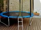 Dzieci mogą poskakać na trampolinie na tarasie