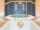 Goście mogą korzystać z klasycznej sauny suchej, jacuzzi czy łaźni parowej