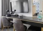W jednym pokoju mieści się salon z rozkładaną kanapą, biurkiem, lodówką